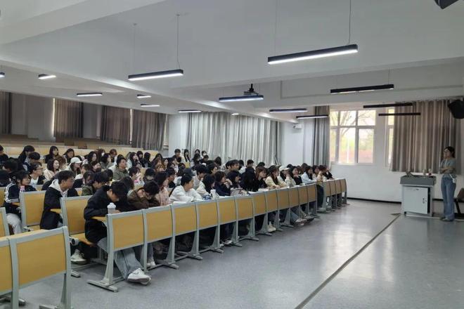 银川科技学院开展五一节前巡课 共筑高质量教学育人环境